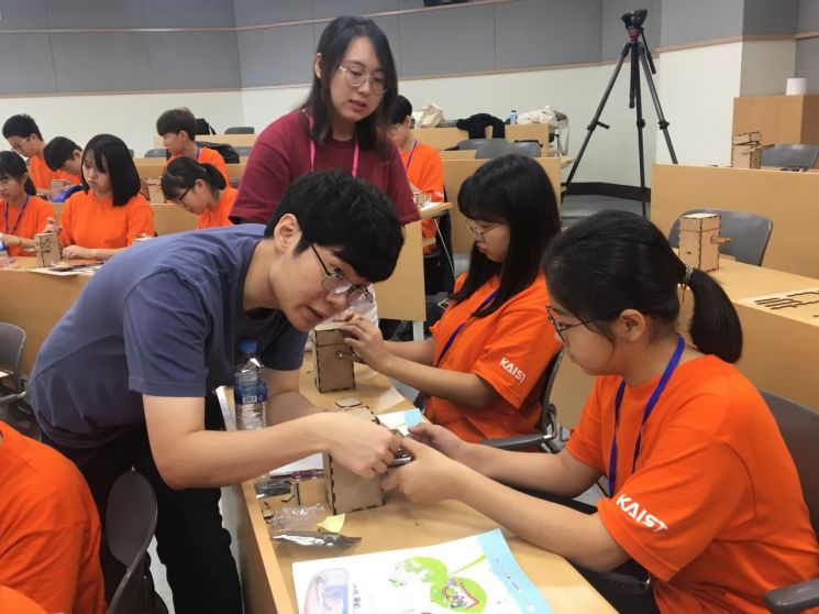 ▲한화그룹은 대전지역 중학생 50명을 대상으로 카이스트와 함께 29일부터 31일까지 2박3일간 과학캠프를 진행했다고 밝혔다. 사진은 캠프에 참여한 학생들이 과학실습을 하고 있는 모습.
