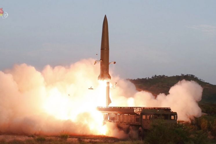 지난달 26일 조선중앙TV가 보도한 신형전술유도무기(단거리 탄도미사일) 발사 모습.