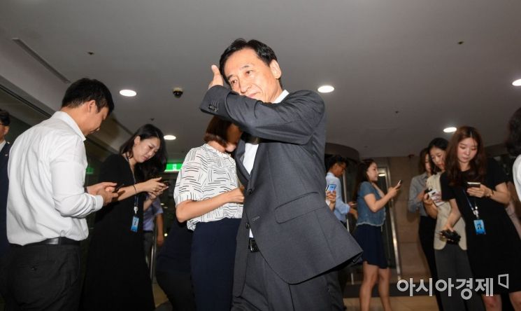 [포토]집무실 들어서는 이주열 한국은행 총재