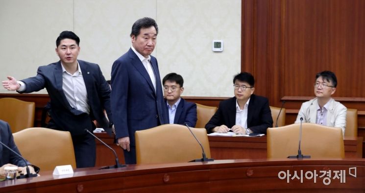 [포토]자리 찾는 이낙연 국무총리 