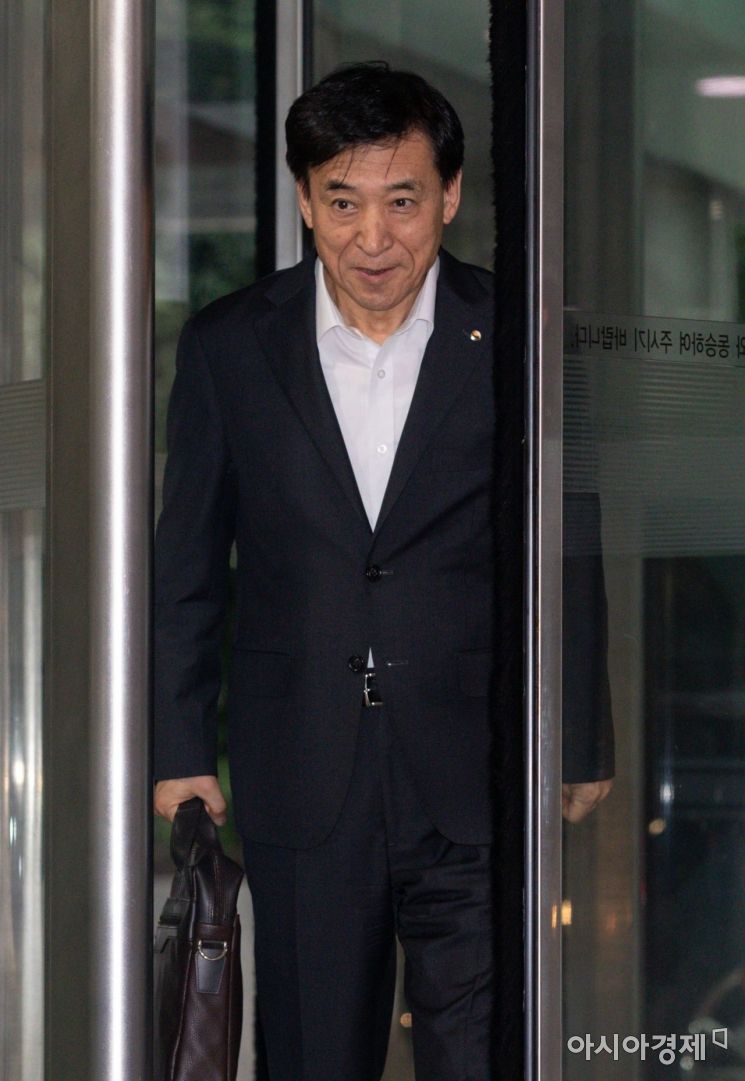 [포토]한국은행 들어서는 이주열 총재