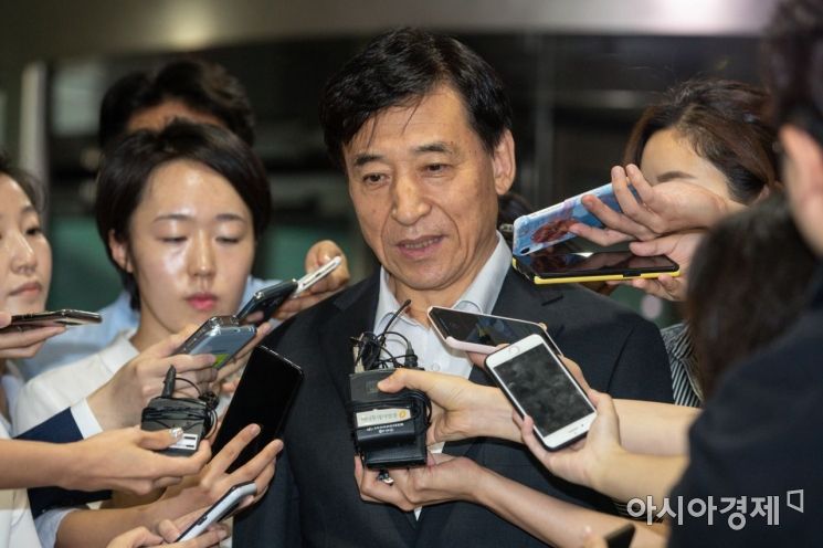 [포토]취재진 질문 받는 이주열 한국은행 총재