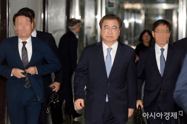 [포토] 정보위 출석하는 서훈 원장