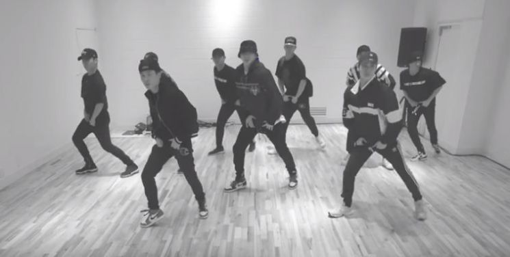 신곡을 발표한 가수 강다니엘이 댄서들과 함께 안무를 선보이고 있다/사진=커넥트 엔터테인먼트 유튜브 채널