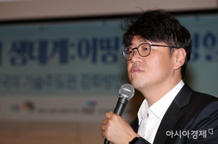 [포토]발제하는 김용석 한국화학연구원 고기능고분자연구센터장 