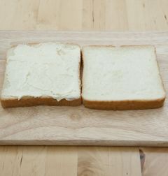5. 샌드위치용 빵에 ①의 크림치즈를 바른다.