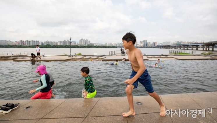 서울 한 낮 기온이 31도까지 오른 1일 서울 여의도 한강공원 물빛광장을 찾은 어린이들이 물놀이를하며 더위를 식히고 있다./강진형 기자aymsdream@