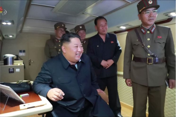 북한이 지난달 31일 김정은 국무위원장의 지도 하에 '신형 대구경조종방사포 시험사격'을 했다고 조선중앙TV가 1일 보도했다. 사진은 이날 중앙TV가 공개한 것으로 김정은 위원장이 시험사격을 참관하고 있다. (사진=연합뉴스)