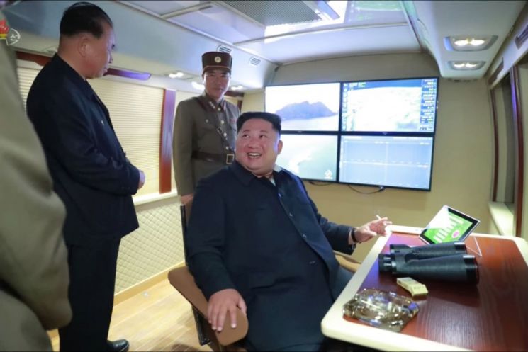 북한이 지난달 31일 김정은 국무위원장의 지도 하에 '신형 대구경조종방사포 시험사격'을 했다고 조선중앙TV가 1일 보도했다. 사진은 이날 중앙TV가 공개한 것으로 김정은 위원장이 시험사격을 참관하고 있다.