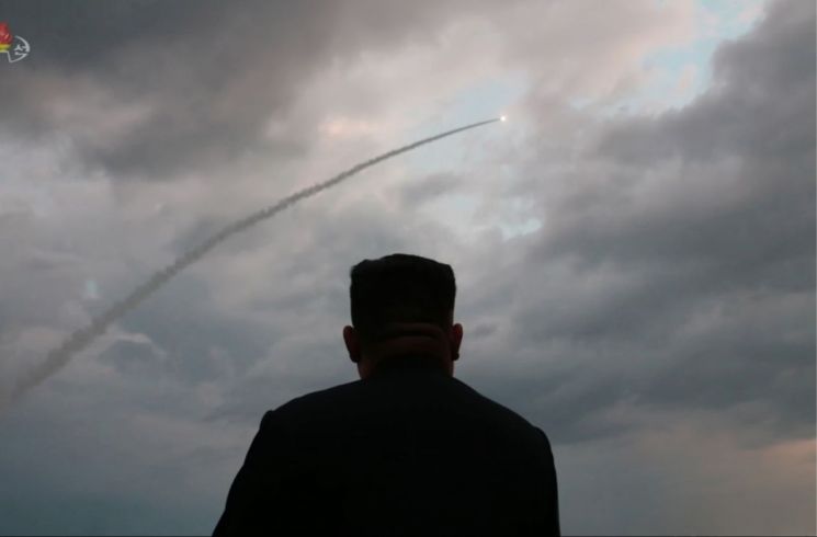 북한이 지난달 31일 김정은 국무위원장의 지도 하에 '신형 대구경조종방사포 시험사격'을 했다고 조선중앙TV가 1일 보도했다. 사진은 이날 중앙TV가 공개한 것으로 김정은 위원장이 시험사격을 참관하고 있다.