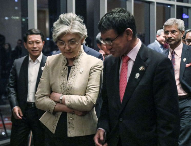 강경화 외교부 장관이 1일 저녁(현지시간) 태국 방콕 센타라 그랜드호텔에서 열린  2019 아세안지역안보포럼(ARF) 갈라만찬에 고노 다로 일본 외무상과 함께 참석하며 대화하고 있다.