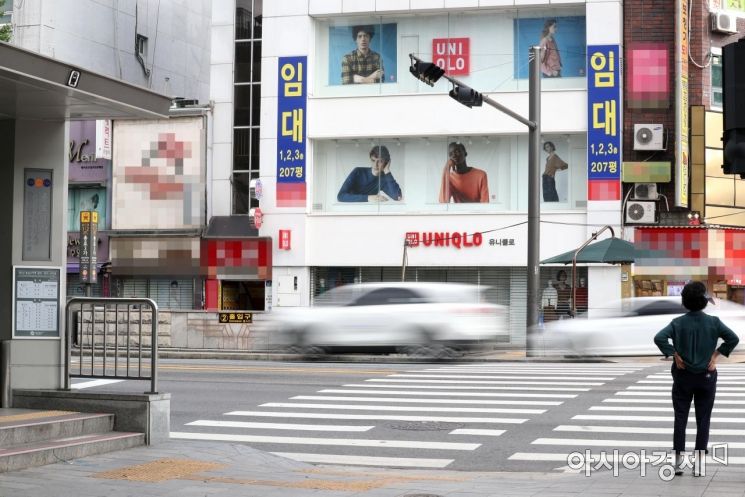 [포토]유니클로에 임대 현수막 