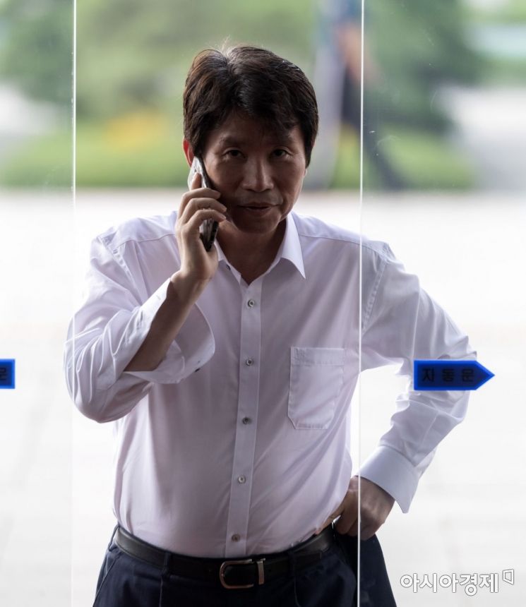 [포토] 외부와 통화하는 이인영 원내대표