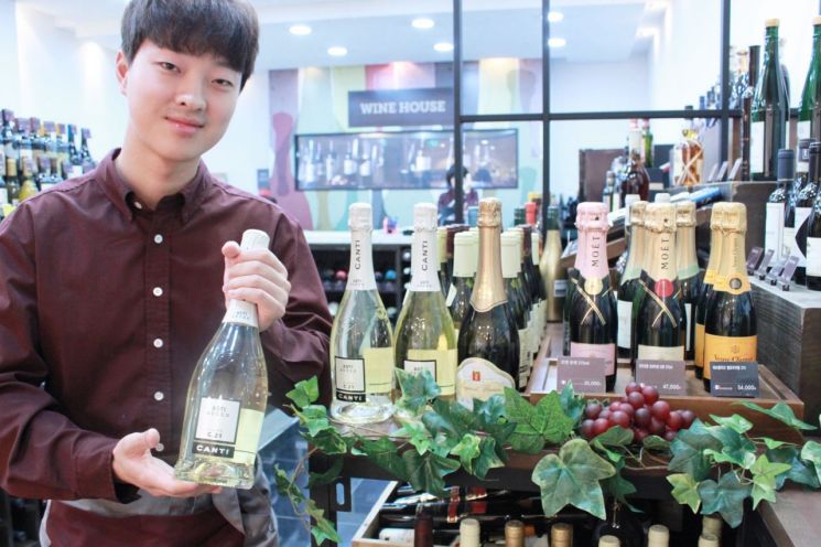 [포토] 광주신세계 “와인도 차갑게 즐겨요”