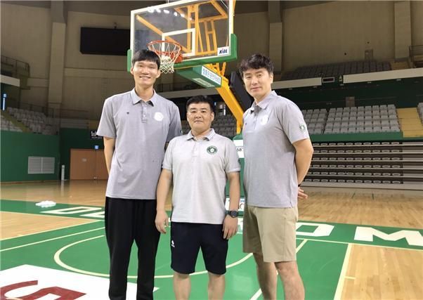 원주DB 프로미 김주성 코치, 이효상 코치(가운데), 김성철 코치(오른쪽).