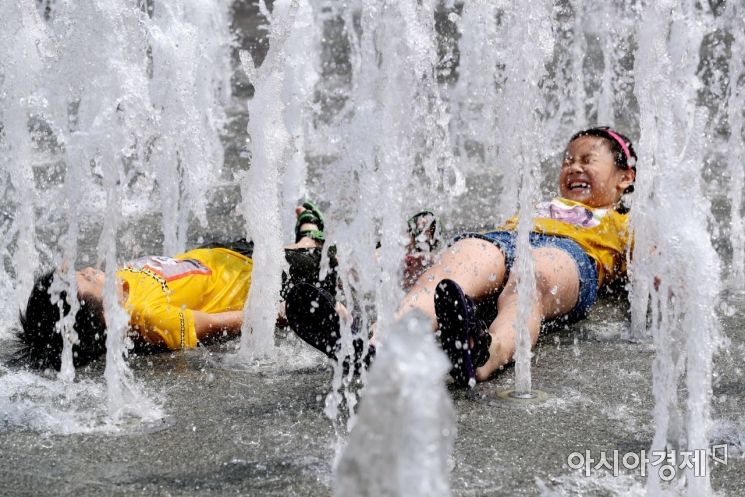 전국에 폭염특보가 내려진 2일 서울 광화문광장 바닥분수에서 어린이들이 물놀이를 하며 더위를 식히고 있다. /문호남 기자 munonam@