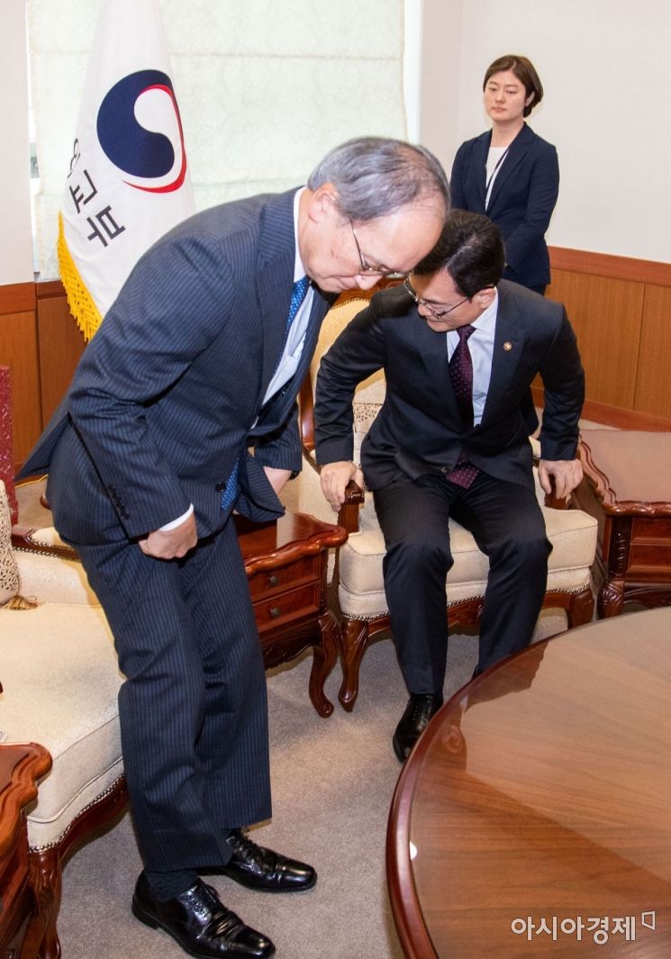 [포토]자리에 앉는 야스마사