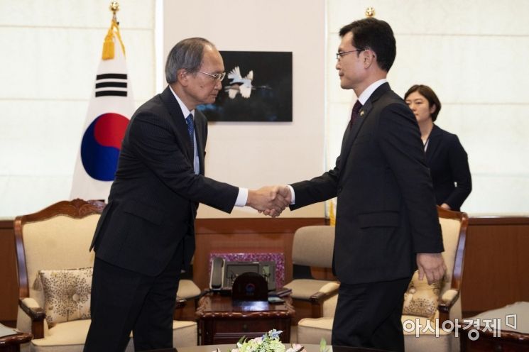 [포토]악수하는 조세영 외교부 1차관-야스마사 주한일본대사