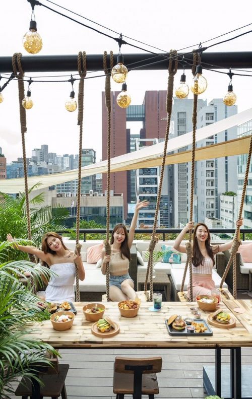 가족도 커플도 호텔에서 '핫한' 물놀이 즐긴다