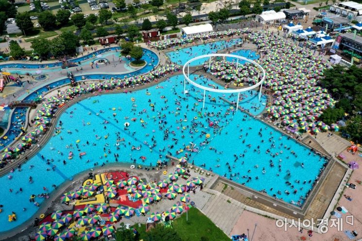 [포토]폭염에 붐비는 한강 야외수영장 