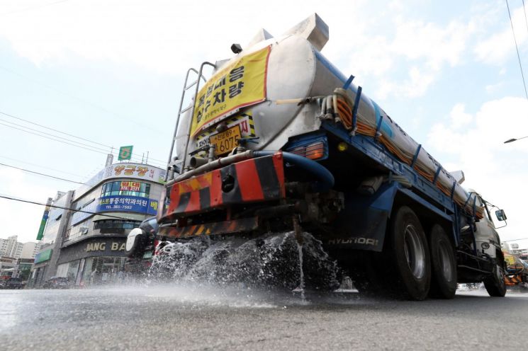 전국 대부분 지역에 폭염 특보가 내려진 지난달 31일 오후 광주 북구 운암동 거리에서 구청 살수차가 물을 뿌리며 열기를 식히고 있다. / 사진=연합뉴스