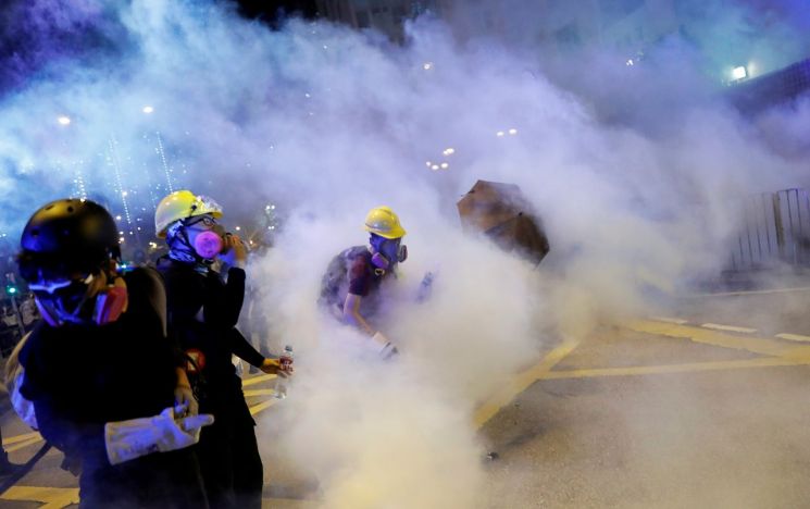 홍콩 경찰, 시위대 향해 최루탄 발사…과격 시위대 해산 나서 
