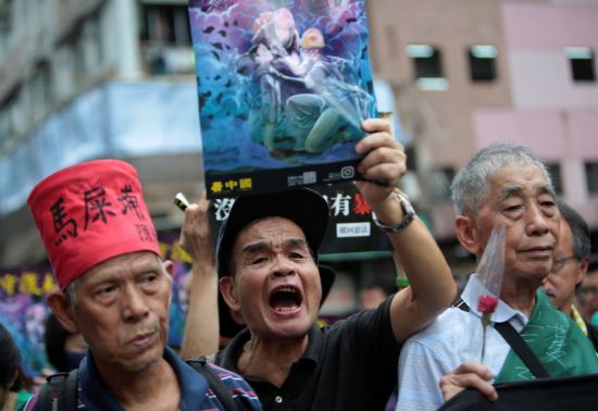 홍콩 경찰, 시위대 향해 최루탄 발사…과격 시위대 해산 나서 