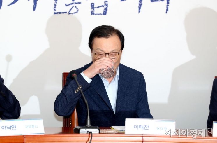 이해찬 더불어민주당 대표가 4일 서울 여의도 국회에서 열린 고위당정청협의회에서 물을 마시고 있다. 당정청은 이날 회의에서 일본의 화이트리스트 배제 조치에 따른 대응방안을 논의했다. /문호남 기자 munonam@