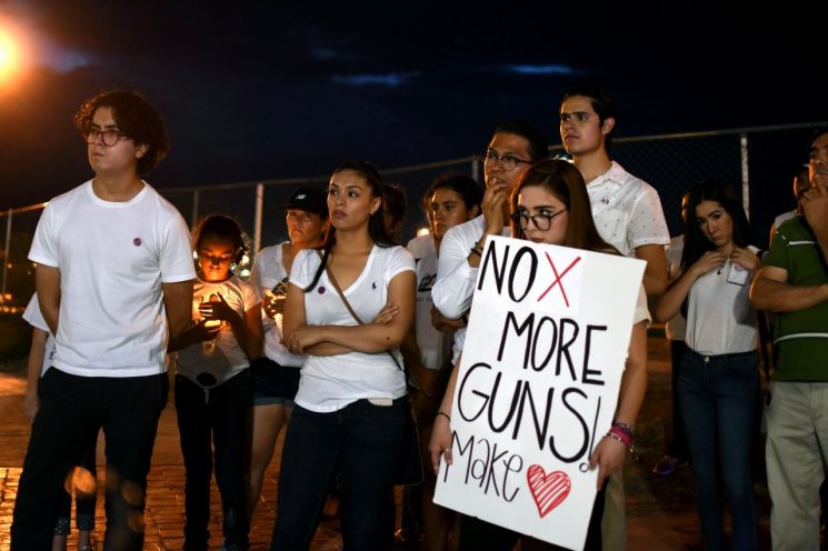 지난 3일 미국 텍사스주 엘패소 월마트 앞에서 총기 참사에 항의하고 있는 시민들. 사진출처=연합뉴스