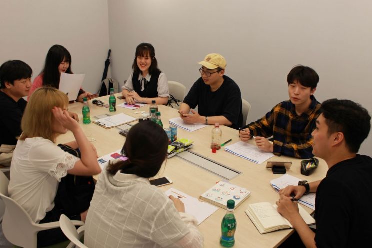 신림동쓰리룸에 모여 소통하는 청년들