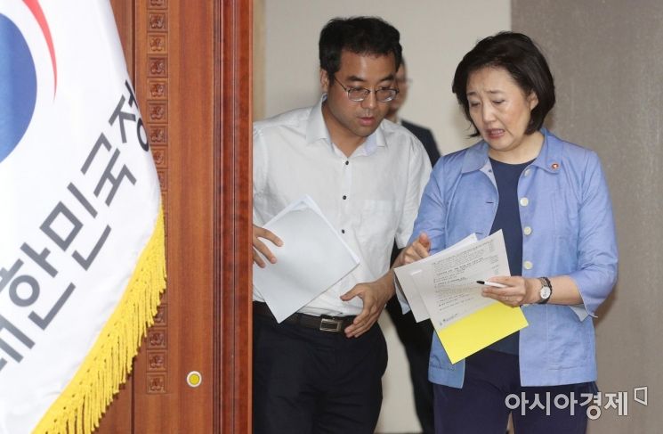 [포토] 실무자와 자료 검토하는 박영선 장관