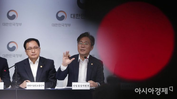 성윤모 산업통상자원부 장관이 지난해 8월5일 서울 종로구 정부서울청사에서 대외의존형 산업구조 탈피를 위한 '소재·부품·장비 경쟁력 강화대책'을 발표하는 모습./김현민 기자 kimhyun81@