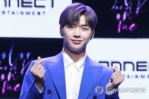 가수 강다니엘이 지난달 25일 오후 서울 광진구 예스24라이브홀에서 열린 솔로 데뷔 앨범 '컬러 온 미(color on me)' 쇼케이스에서 포즈를 취하고 있다/사진=연합뉴스