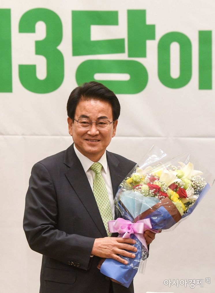 [포토]꽃다발 손에든 정동영 대표