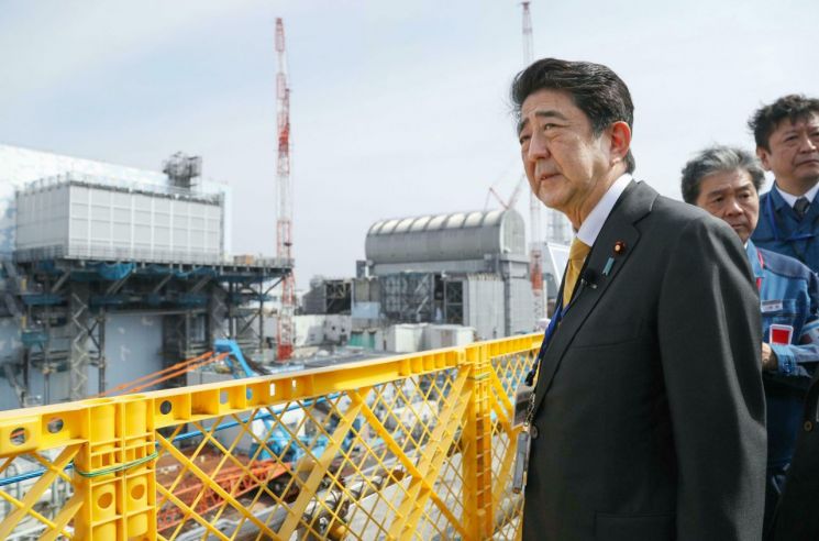 아베 신조 일본 총리가 지난 4월 후쿠시마현 오쿠마 소재 후쿠시마 제 1원전을 방문해 둘러보고 있다.(후쿠시마 AP/교도=연합뉴스)