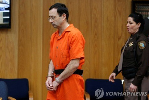 지난해 1월, 래리 나사르(54)는 징역 175년 2100개월 형을 선고 받았다. 그의  미국 체조 대표팀의 건강을 관리하면서 실상은 치료를 빙자해 성범죄를 저지른 혐의로 재판에 넘겨졌다. 나사르는 이날 받은 175년형 이외에도 2017년 아동포르노 소지 혐의로 받은 60년형, 2018년 2월 125년형이 더해져 최대 360년을 감옥에서 보내게 됐다. [이미지출처=연합뉴스]
