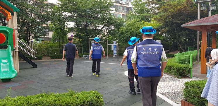 어린이 놀이터 순찰