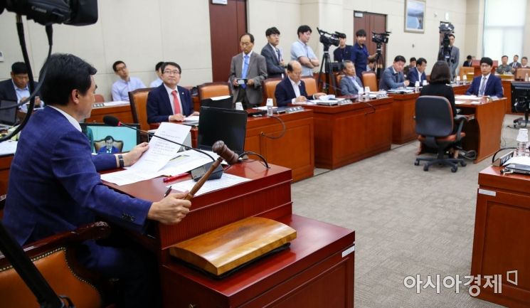 [포토]의사봉 두드리는 안규백 위원장