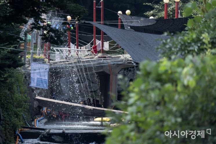 한 음식점이 하천을 이용해 인공 폭포를 만들었다. 당연히 불법 시설물이다./경기 양주=윤동주 기자 doso7@