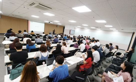 5일 서울 구로구 소재 휴넷 본사에서 열린 '혁신배틀'에 참여한 직원들이 각 팀들의 혁신활동 발표를 경청하고 있다.