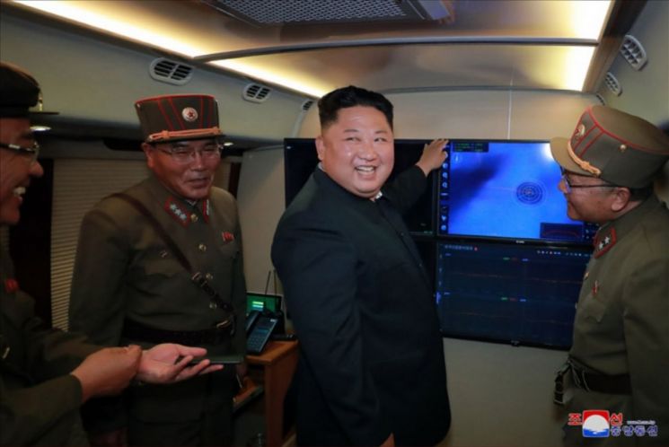 북한이 지난 2일 김정은 국무위원장의 지도 하에 '신형 대구경조종방사포 시험사격'을 다시 했다고 조선중앙통신이 3일 보도하며 공개한 사진. 사진은 중앙통신 홈페이지에 공개된 김 위원장의 시험사격 지도 모습.