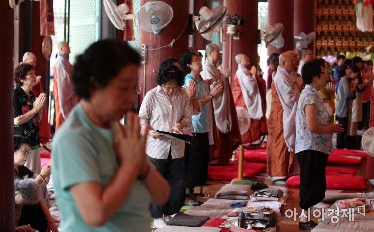 [포토] 수능 D-100, 기도하는 불교 신자들