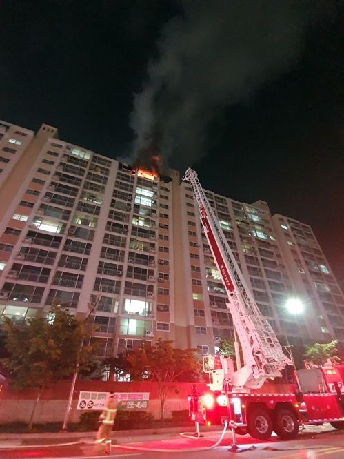 5일 오후 11시10분께 전남 목포시 옥암동 한 아파트 15층에서 발생한 화재/사진=연합뉴스