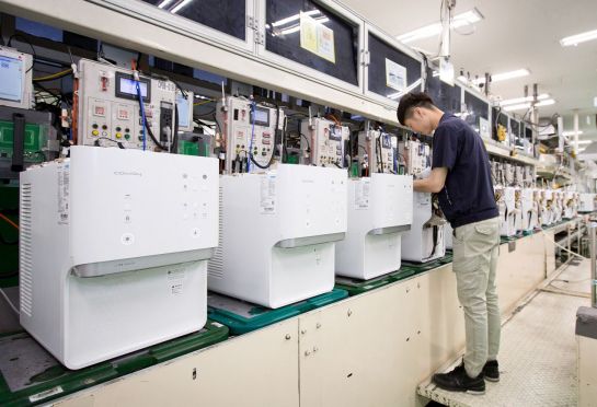 충남 공주에 위치한 웅진코웨이 유구공장의 근로자가 정수기 생산라인에서 '아이스 정수기'를 살펴보고 있다.