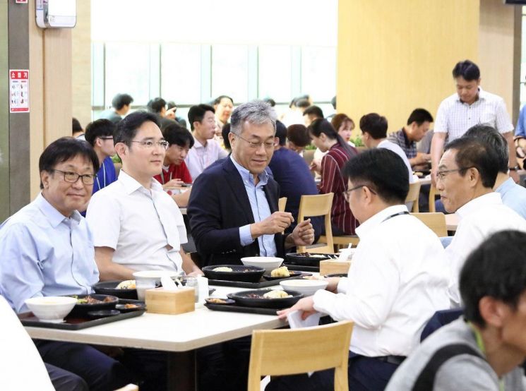 맨 왼쪽부터 정은승 파운드리사업부장 사장, 이재용 부회장, 강인엽 시스템LSI사업부장 사장, 김기남 DS부문 대표이사 부회장, 백홍주 TSP총괄 부사장