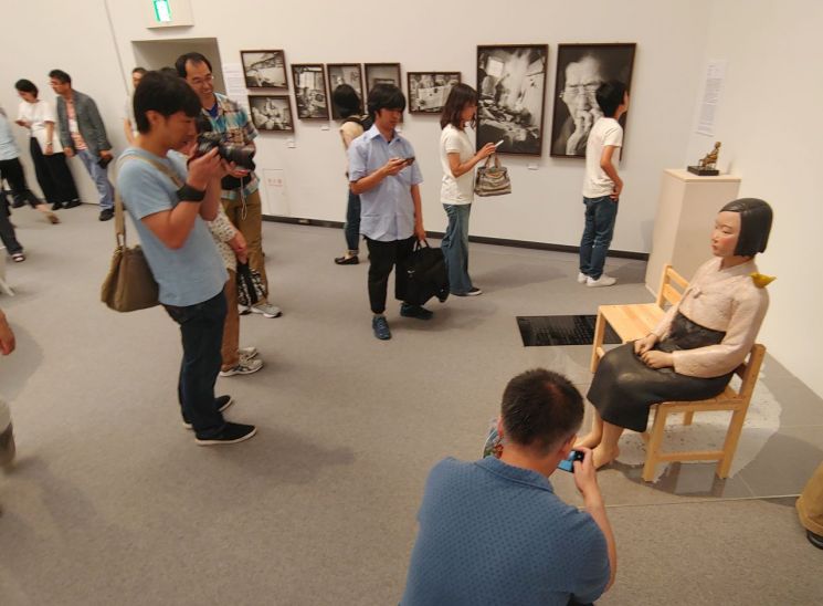 8월 3일 일본 아이치현 나고야시 아이치현문화예술센터 8층 전시장에 놓인 '평화의 소녀상' 앞에서 일본 시민들이 관람하고 있다. [이미지출처=연합뉴스]