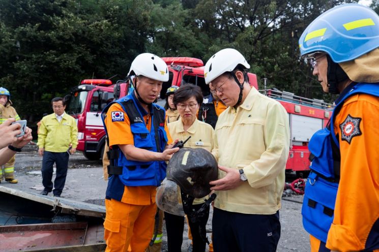 휴가중 안성 화재현장 찾은 이재명 지사 "소방관 희생 안타깝다"