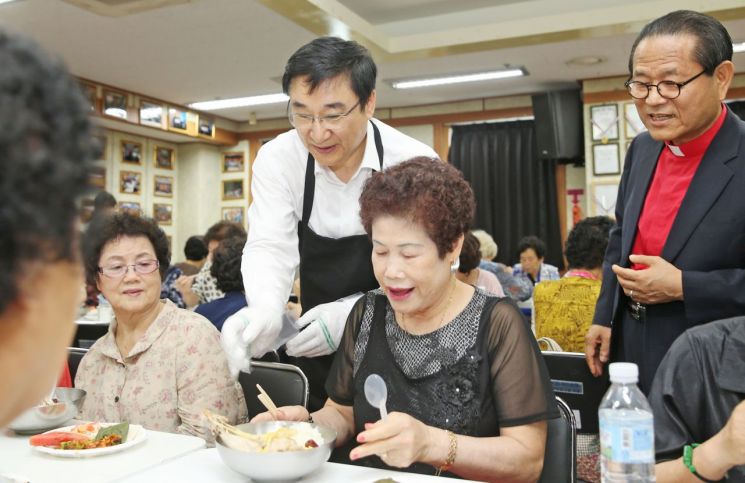 [포토]이동진 도봉구청장 ‘복맞이 사랑의 삼계탕 나눔’ 봉사  