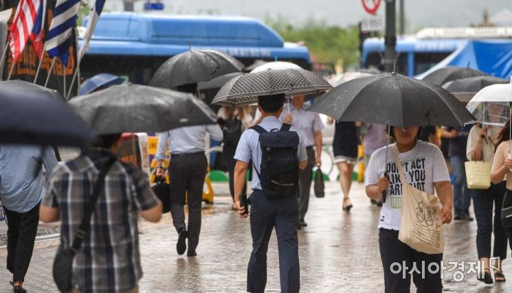 [포토]우산 쓰고 출근길 오른 직장인들