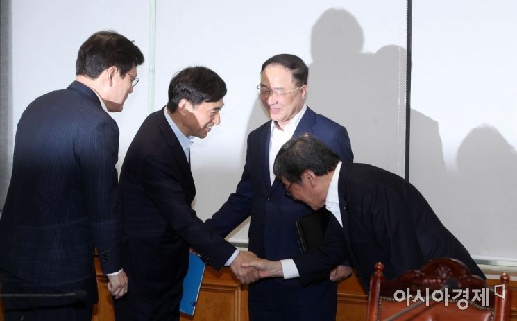 [포토] 인사하는 참석자들